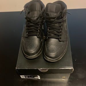 Nike Air Jordan 1 Mid Triple Black